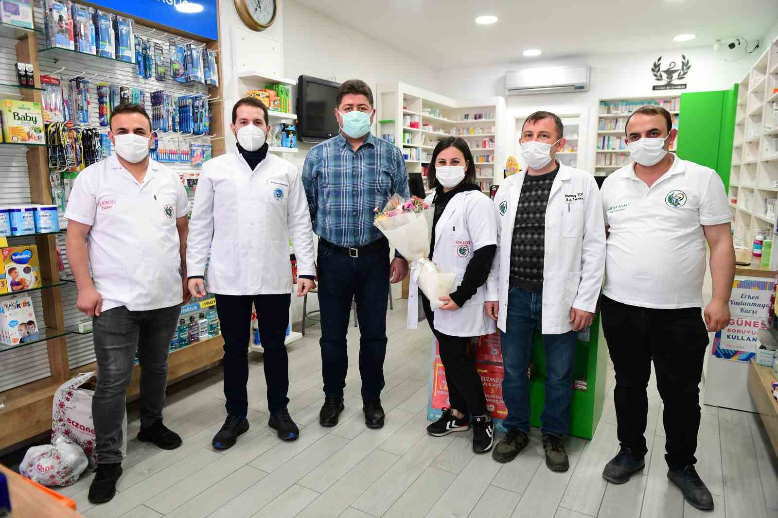 BAŞKAN TÖREN'DEN ECZACILARA ANLAMLI JEST