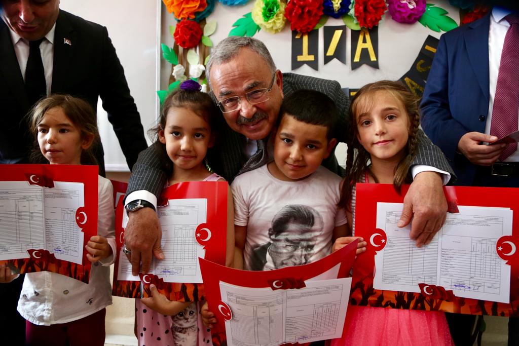 HİLMİ GÜLER: “TÜRKİYE'NİN GELECEĞİNİ BİLGİ, YETENEK VE ERDEMLİ DAVRANIŞLARLA BİRLİKTE YAZACAK VE ŞEKİLLENDİRECEĞİZ’Ordu Büyükşehir Belediye Başkanı Dr. Mehmet Hilmi Güler, temeli bilgiye dayanan milli eğitimin yetenek ve erdemli davranışlarla geliştirilmesi gerektiğini söyledi. Altınordu Kökenli İlkokulu ve Ortaokulunda düzenlenen 2018-2019 eğitim yılı karne törenine katılan Başkan Güler, “Bilgi, yetenek ve erdemli davranışlarla birlikte Türkiye'nin geleceğini birlikte yazacak ve şekillendireceğiz’ dedi.BAŞKAN GÜLER, “BÜYÜKŞEHİR ÇOCUKLARIMIZIN ARKASINDA’Geleceğin teminatı olan gençlerin geleceği de yazacağına dikkat çeken Ordu Büyükşehir Belediye Başkanı Dr. Mehmet Hilmi Güler, “Çocuklar bizim geleceğimizin teminatı. Bu güzel çocuklarımızla geleceği birlikte yazacağız. Milli eğitimimizin temeli bilgiye dayanıyor. Yeni dönemde bilgiye ilaveten yeteneği ve erdemli davranışları da geliştirmemiz lazım. Bilgi öğrenildiği anda eskiyen bir kavram. Bu yüzden bilgi ile birlikte yeteneğin geliştirilmesi gerekiyor. Bunlara ilaveten erdemli davranışları da geliştirmeyi amaçlıyoruz. Bilgi, yetenek ve erdemli davranışlarla birlikte Türkiye'nin geleceğini birlikte yazacak ve şekillendireceğiz. Gençlerimizin başarılarının devamını diliyor ve hepsini kutluyorum. Büyükşehir Belediyesi olarak daima arkalarında olduğumuzu bilmenizi istiyorum’ diye konuştu.MİLLİ EĞİTİM MÜDÜRÜ BAŞ: “KARNELER BİR YOL HARİTASIDIR “Törende konuşan Ordu İl Milli Eğitim Müdürü Kutlu Tekin Baş öğrencilere tatil için tavsiyelerde bulunarak, “Tatil sürecince öncelikle dinlenmenizi, aileniz ve sevdiklerinizle dolu dolu zaman geçirmenizi, kişisel ve sosyal gelişiminizi destekleyici faaliyetlerde yer almanızı ve bol bol kitap okumanızı tavsiye ediyoruz. Karneler bir yol haritasıdır. Karneler sizlere sadece ’˜Biraz daha çalış, kendinle gurur duyabilirsin, seninle övünüyorum ve daha iyisini yapabilirsin' gibi mesajlar verir. Sizlere aynı zamanda bir öğretmen olarak tavsiyem, en kısa zamanda noksanlıklarınızı görerek taze başlangıçlara hazır olmanızdır’ şeklinde konuştu. OKUL MÜDÜRÜ ERDUVAN, “AZİM VE KARARLILIĞI ELDEN BIRAKMAYIN’Okul müdürü Ayhan Erduvan ise öğrencilere kendilerine güvenip, azim ve kararlılığı elden bırakmamalarını tavsiye ederek, “Eğitim camiasının gayesi, özünüzde var olan güzellikleri ortaya çıkarmaktır. Bize düşen sizlere her daim kılavuzluk edecek bilgiye, milli, manevi ve ahlaki değerlere en doğru şekilde ulaşmanıza vesile olmaktır. İlim kendini bilmeyenlerin elinde bir kötülük aracı haline gelir. Yunus Emre'nin de dediği gibi kendimizi bilelim ve kendimize güvenelim. Güvensizlik insanları başarısız kılar’ dedi.   Fotoğraf Galerisi